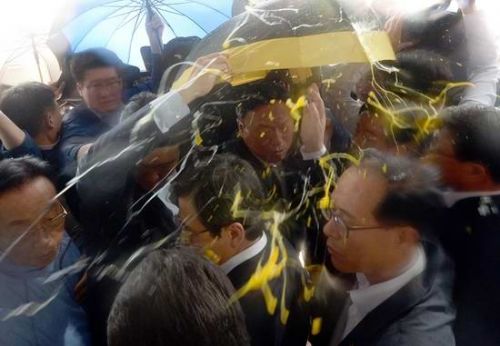 电视直播中韩国总理被扔鸡蛋 只因“萨德”触怒民众